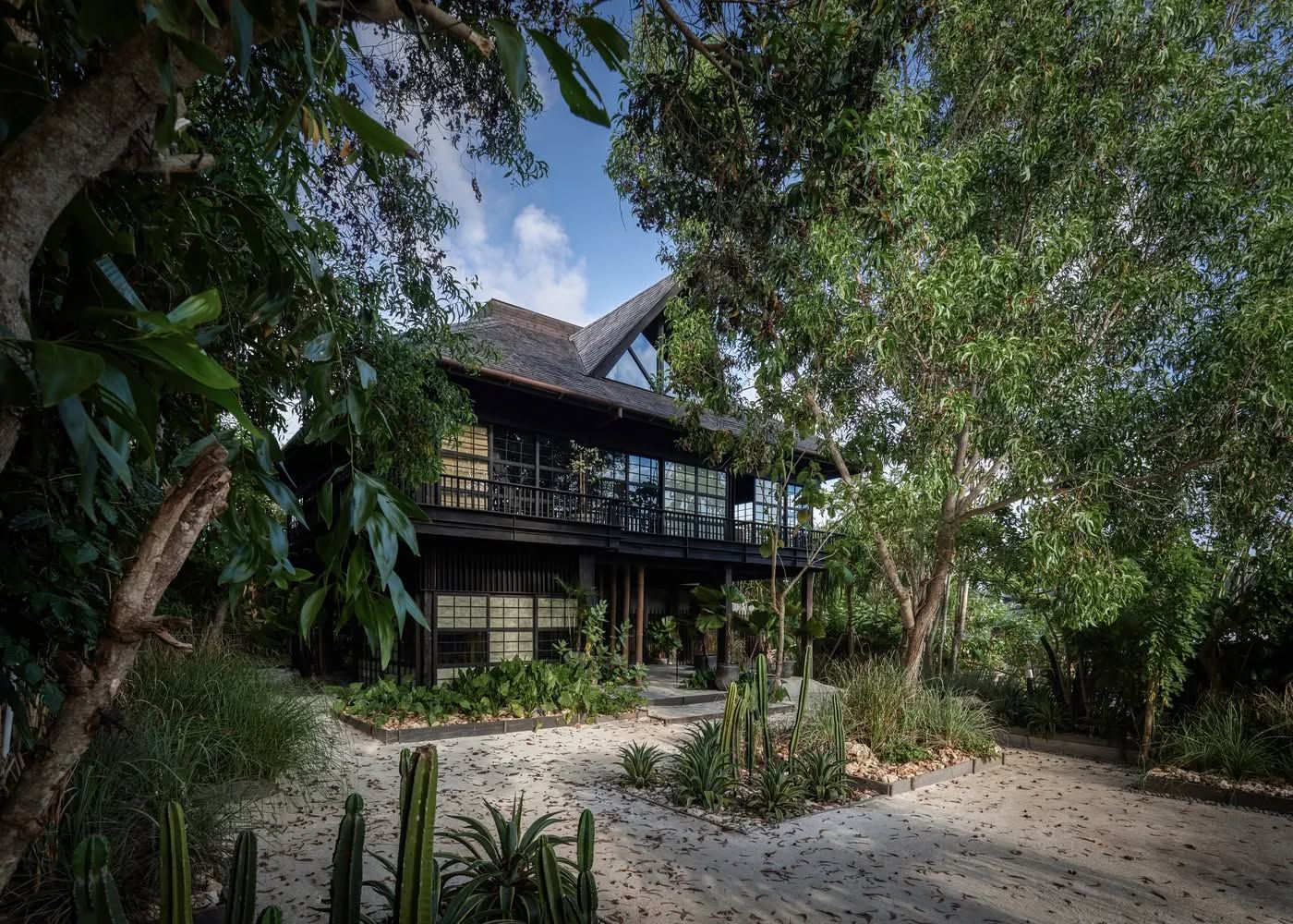 TROPICAL-TECTONIC DESIGN RESIDENCE